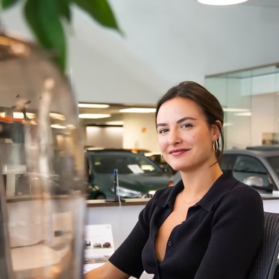 Autodealer hostess
